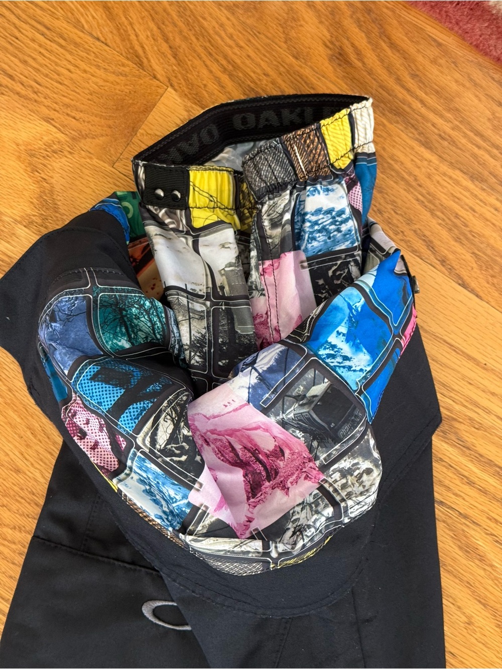 Oakley Black Men's Snow/Ski Pants with Rainbow Stripe Accent - Picture 6 of 16